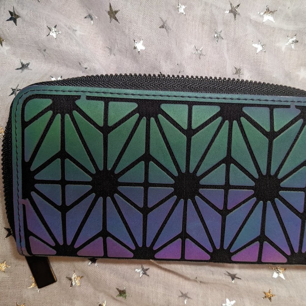 Iridescent Geometric Multi-color Lattice Wallet with Zipper